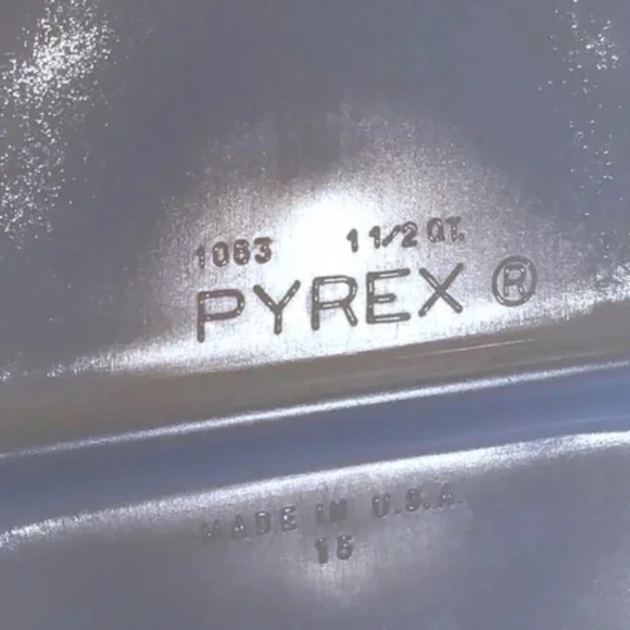 Pyrex Milkglass 13 in Divided Bowl or Dish 1063 - Picture 5 of 5